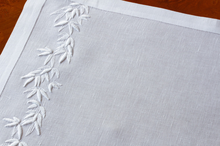 Placemat - White fabric - White embroidery