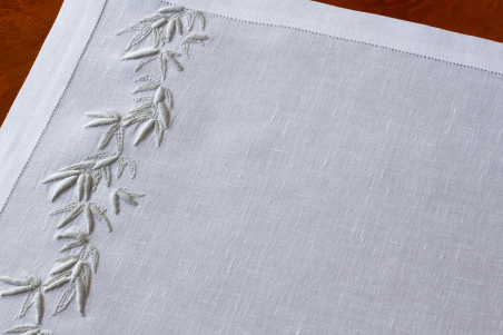 Placemat - White fabric - Soft grey embroidery