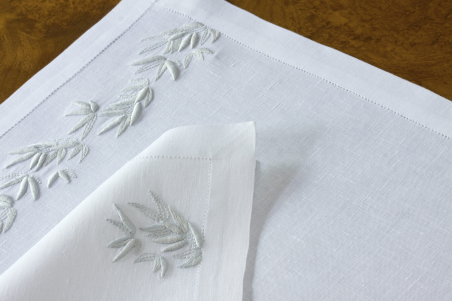 Placemat and napkin - White fabric - Soft grey embroidery