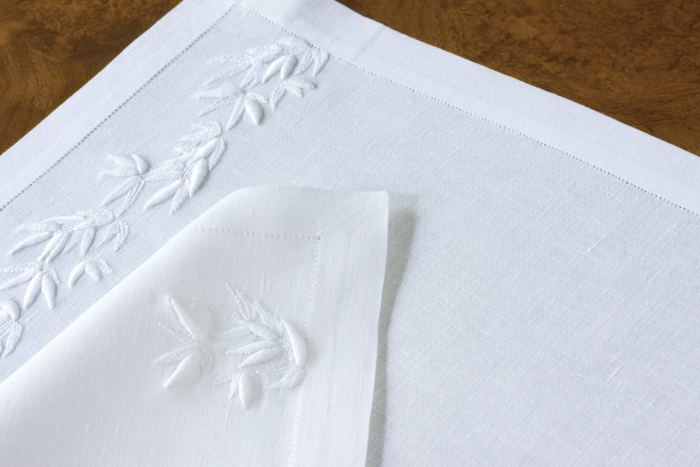 Placemat and napkin - White fabric - White embroidery